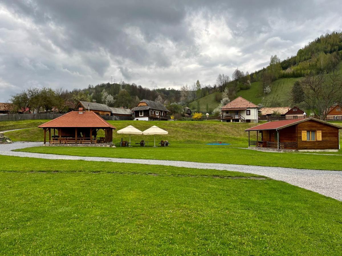 Biotour Camping & Restaurant Ghimes-Faget ภายนอก รูปภาพ
